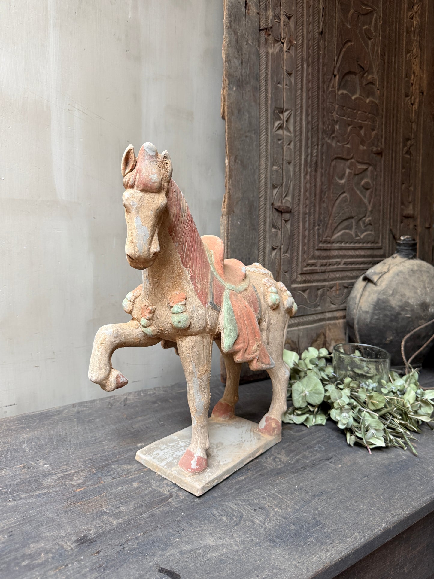 Terracotta paard naar links kijkend