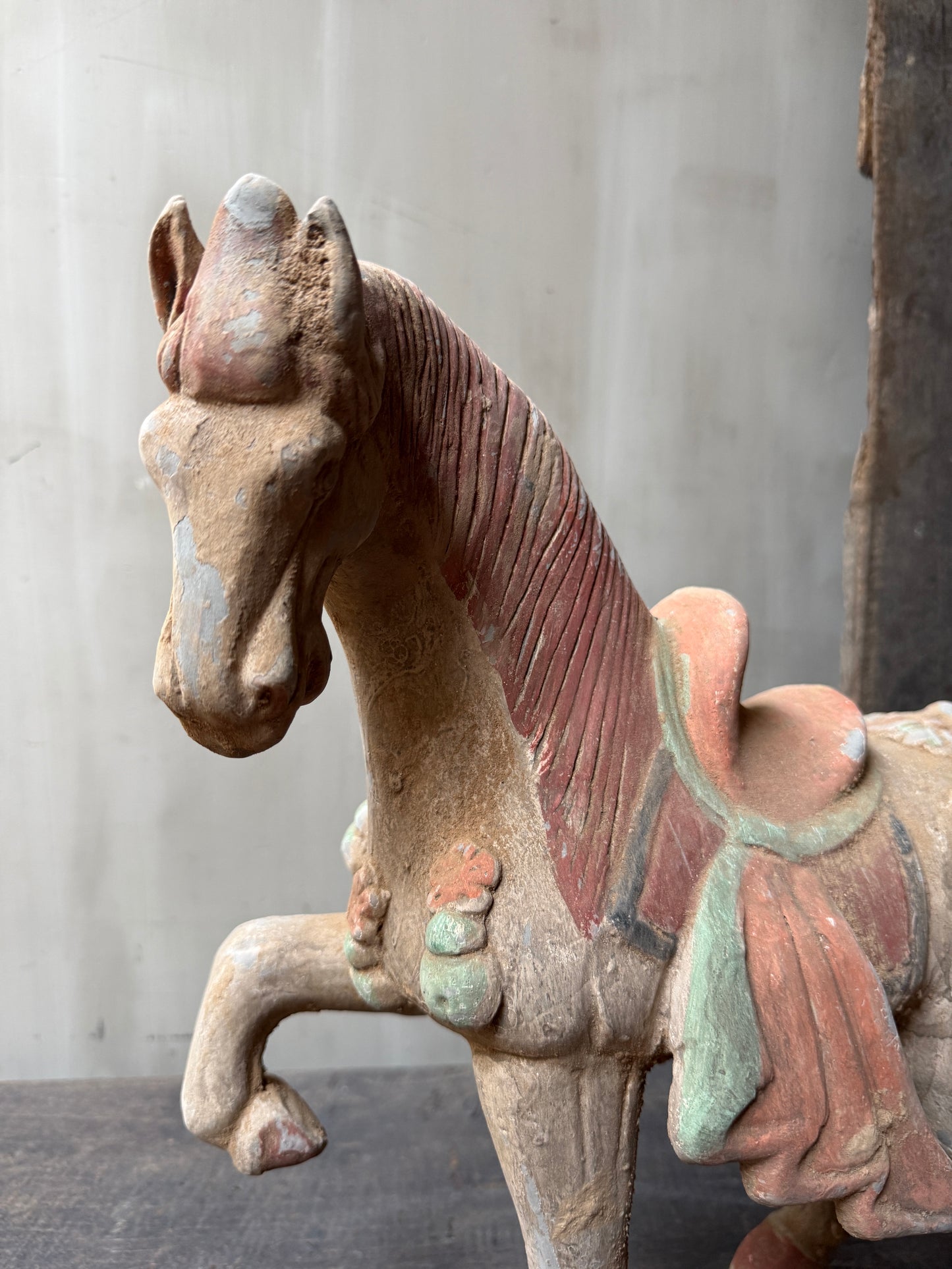 Terracotta paard naar links kijkend