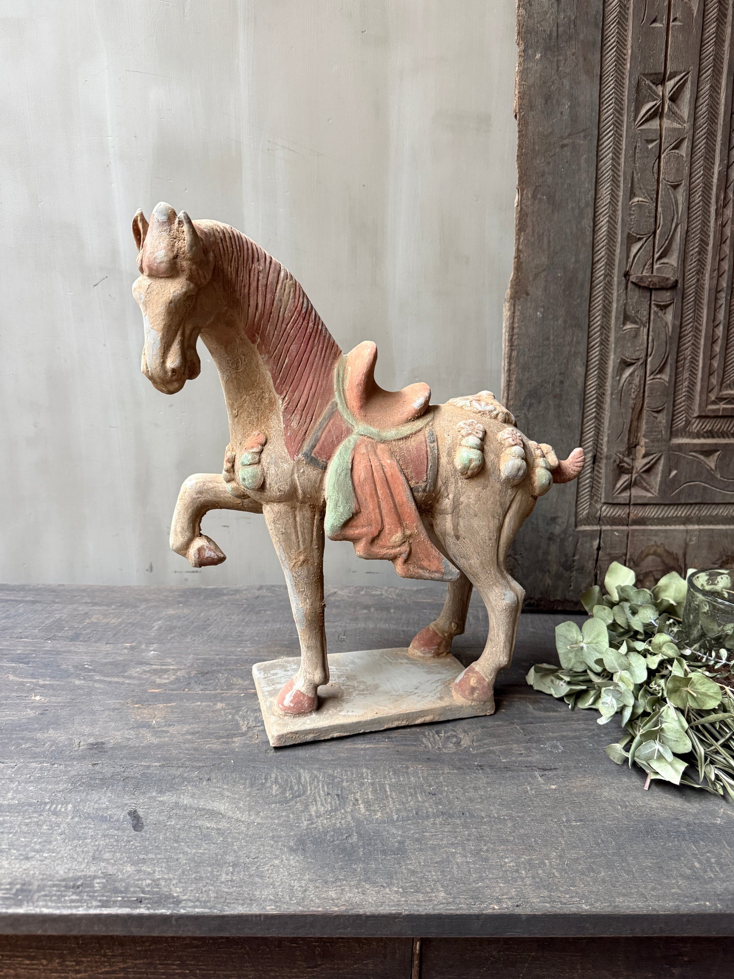 Terracotta paard naar links kijkend