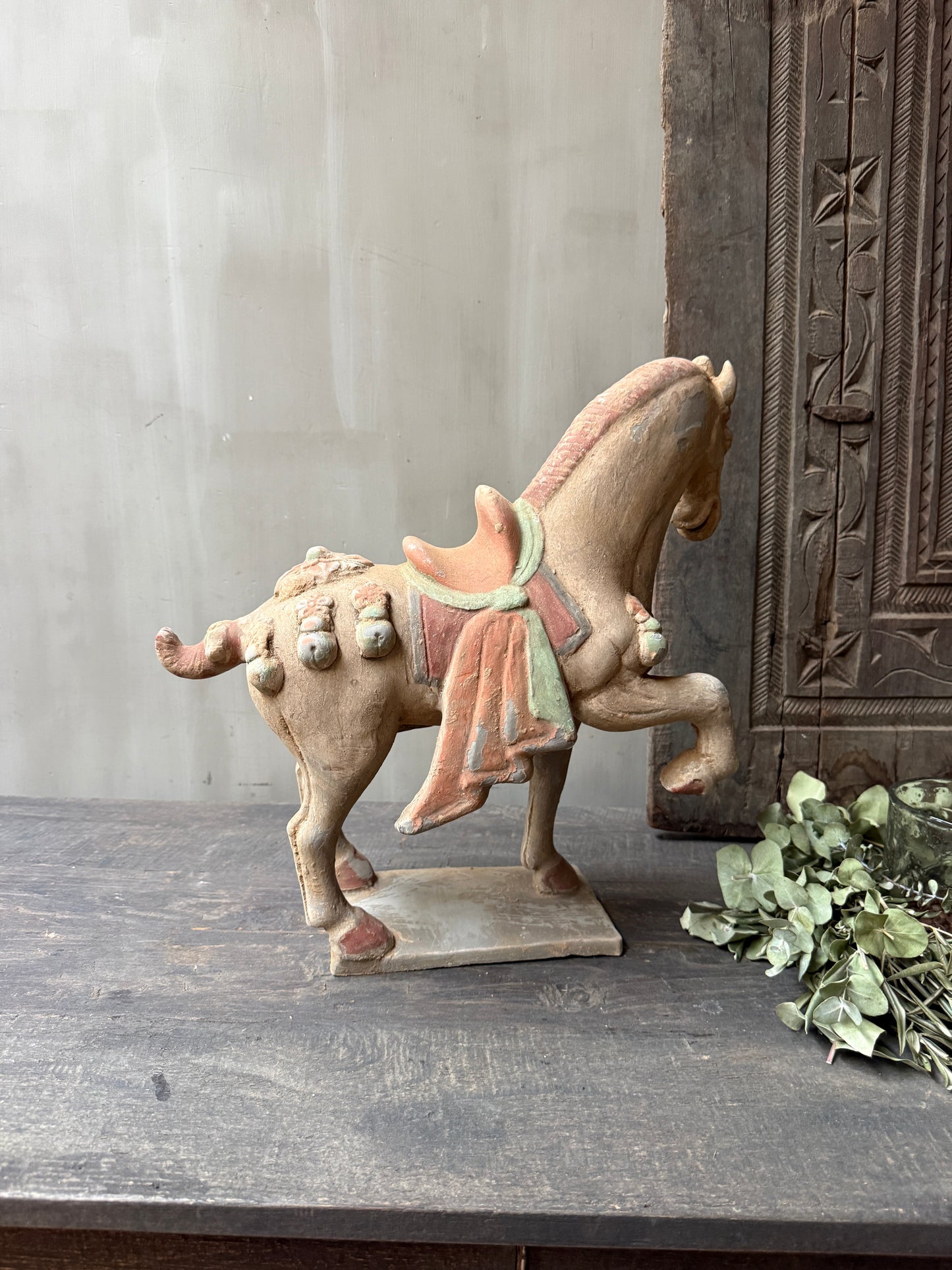 Terracotta paard naar links kijkend