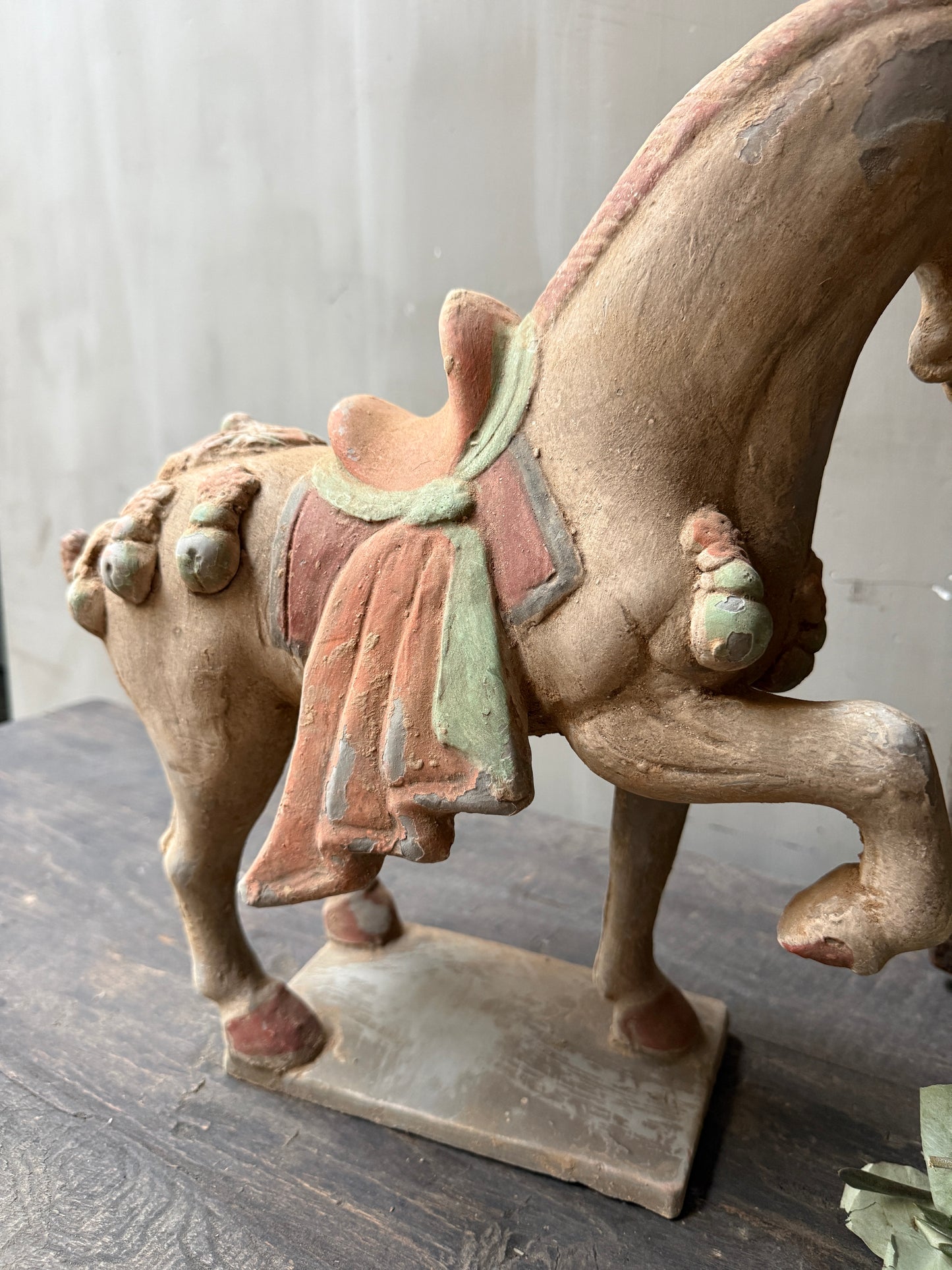 Terracotta paard naar links kijkend