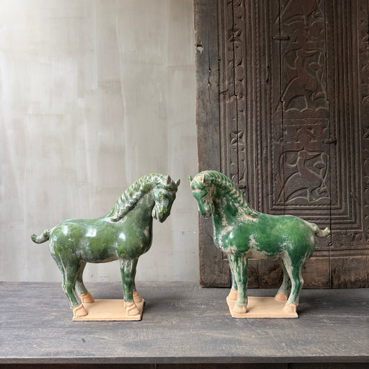 Terracotta paard groen naar rechts kijkend