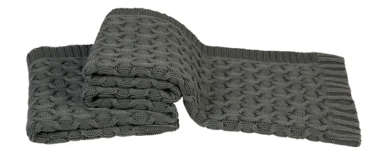 Antraciet gebreide woondeken met kabelpatroon, handgemaakt, My Sober Home sfeeraccessoire