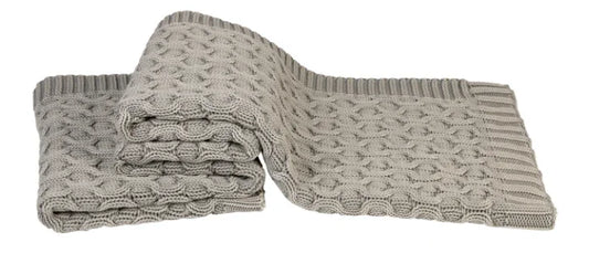 Grijs gebreid woondeken met kabelpatroon, landelijke accessoire My Sober Home