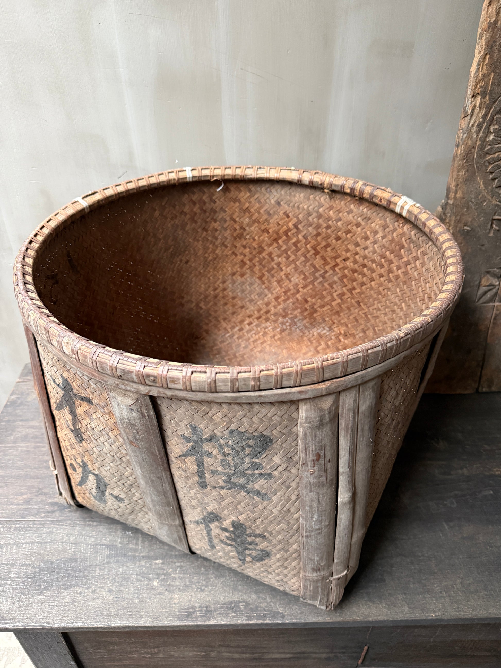 Handgemaakte rotan mand met Aziatische tekens, authentieke woonaccessoire My Sober Home