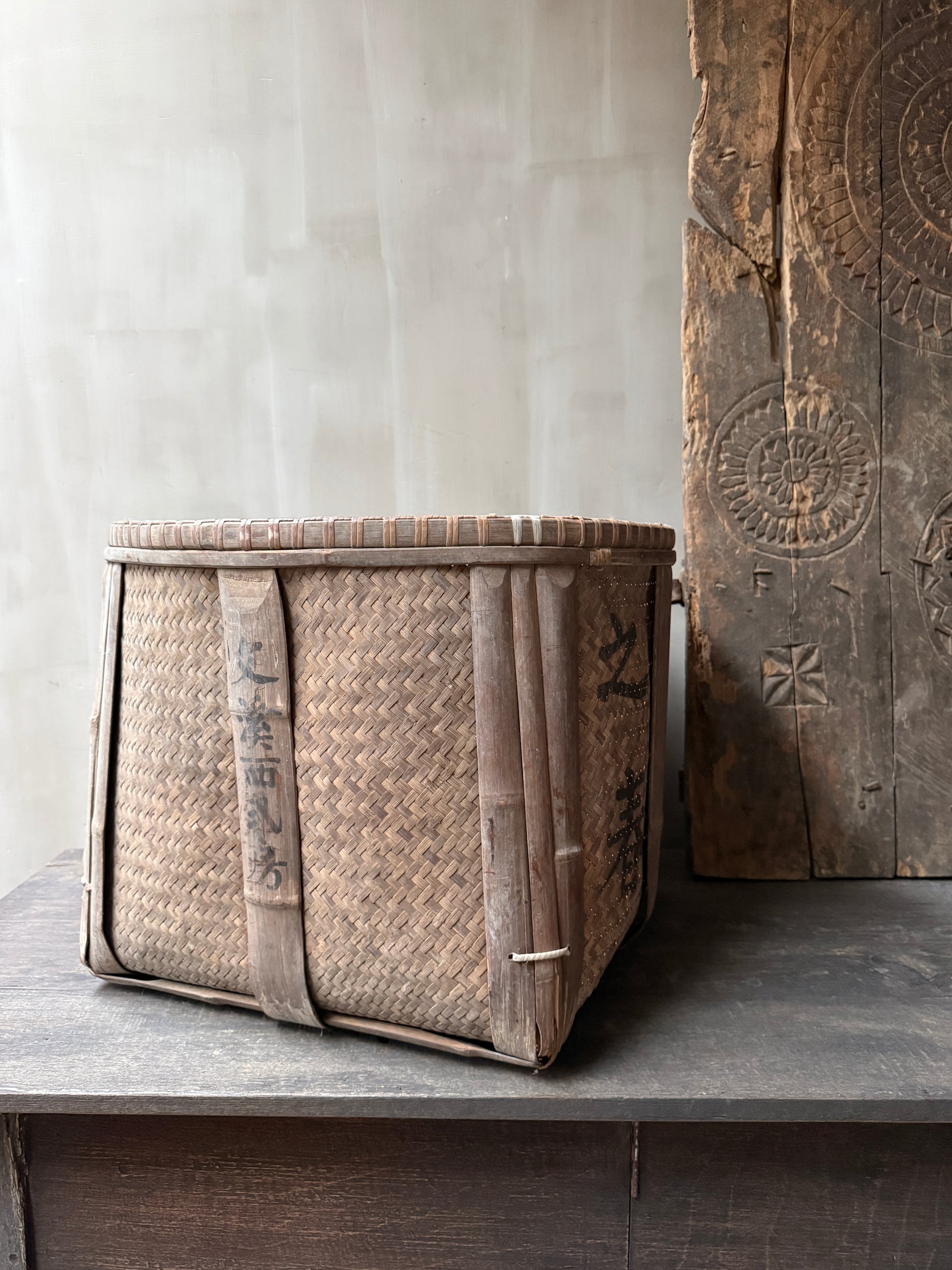 Authentieke handgemaakte rotan mand met houten accenten, landelijk en sober interieur