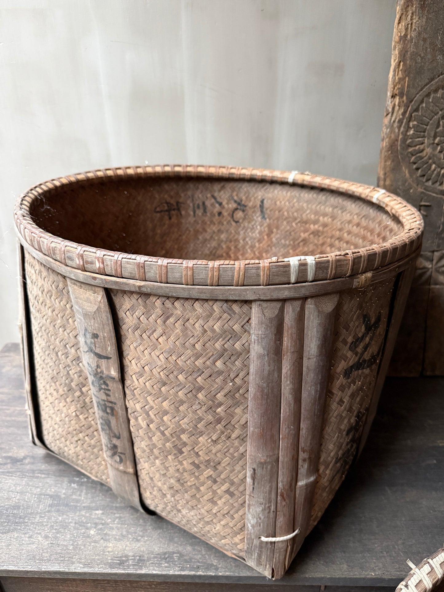 Handgemaakte vintage mand van gevlochten riet, landelijk en sober interieur, My Sober Home