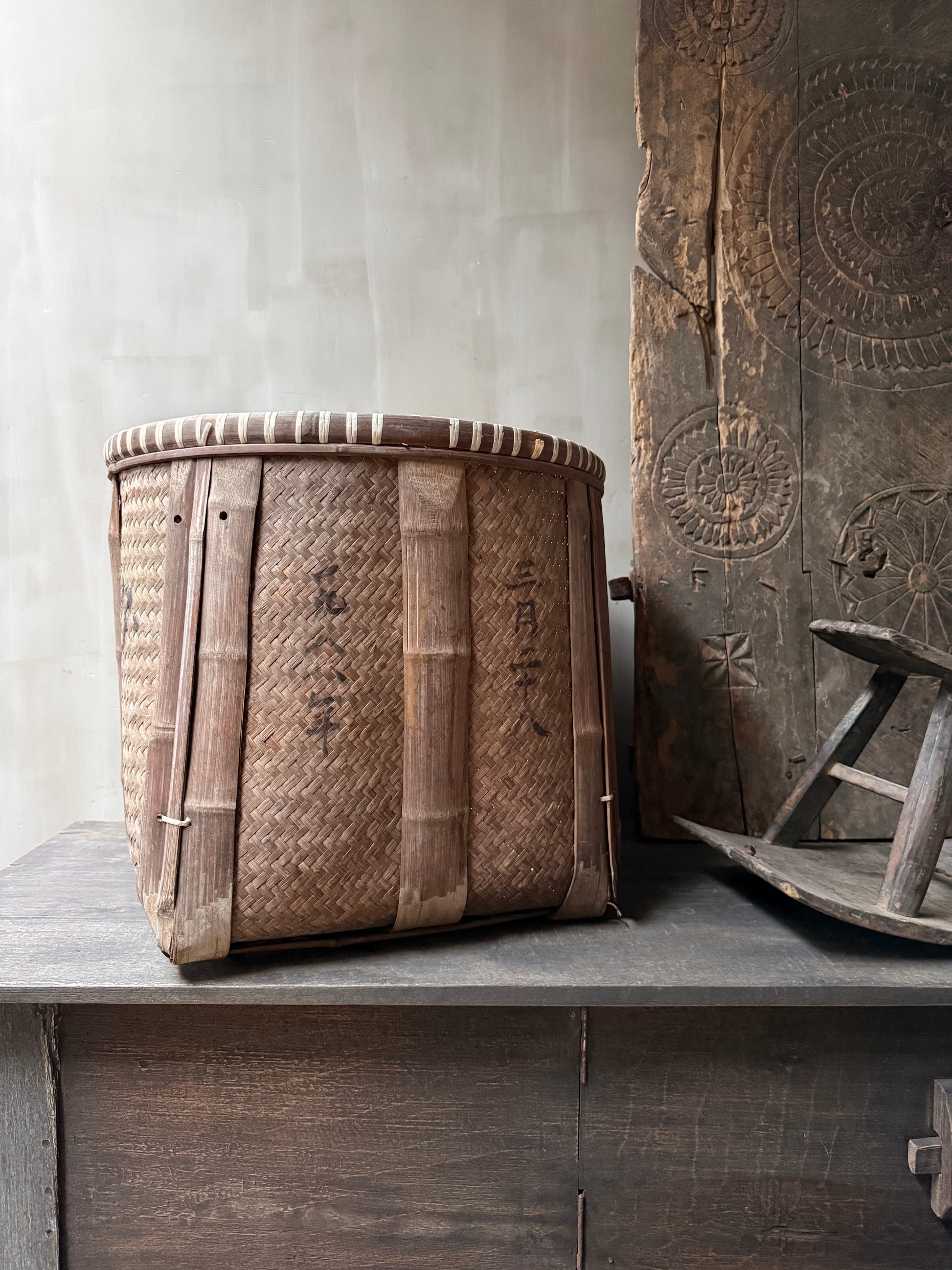 Authentieke handgemaakte rieten mand op houten kast, sober landelijk interieur My Sober Home