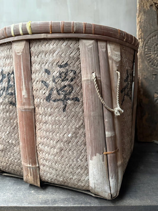 Handgemaande vintage mand van bamboe met touwgrepen, My Sober Home woonaccessoire.