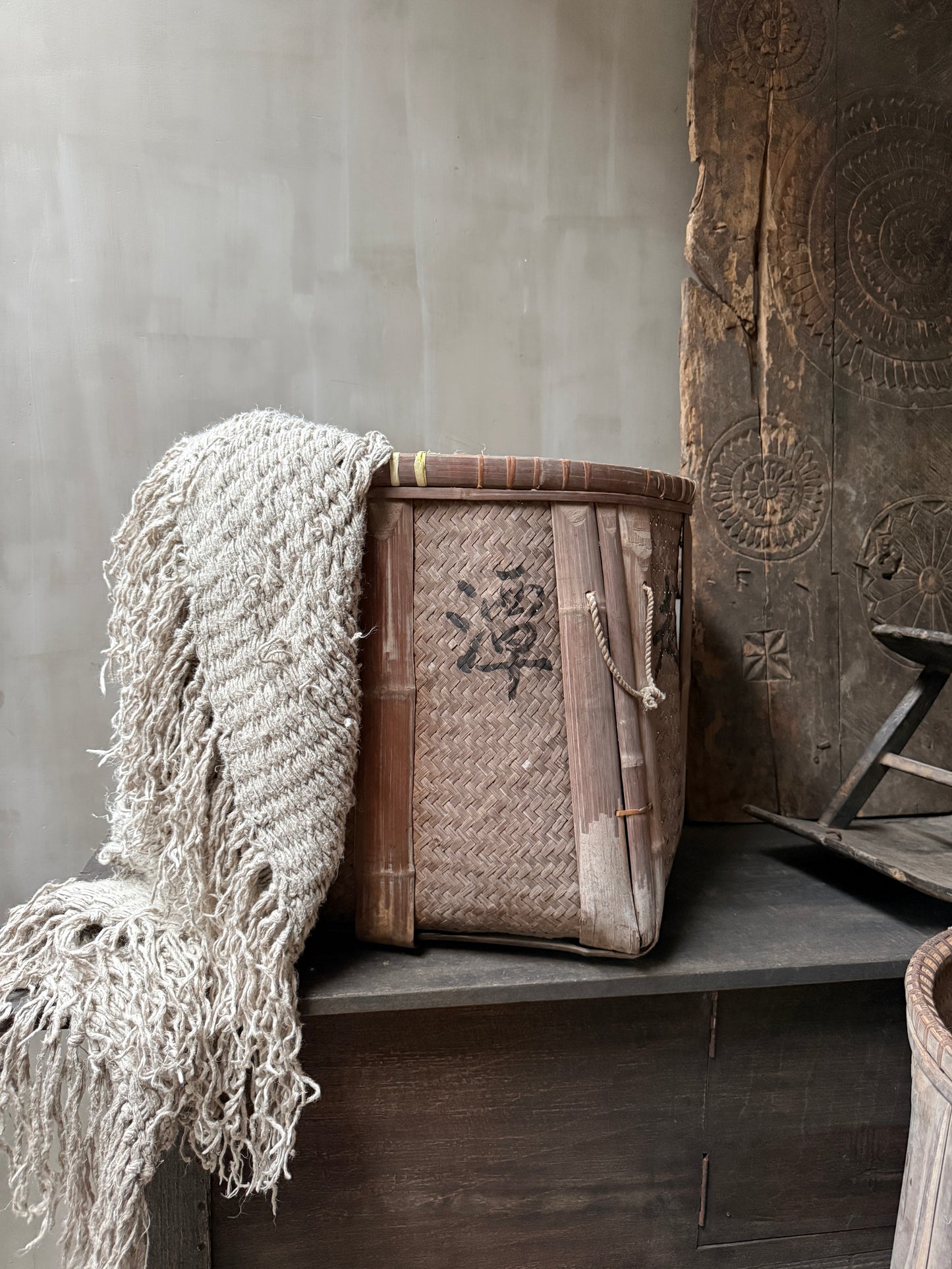 Handgemaakte Mand uit India met grof gebreid plaid, sober landelijk interieur