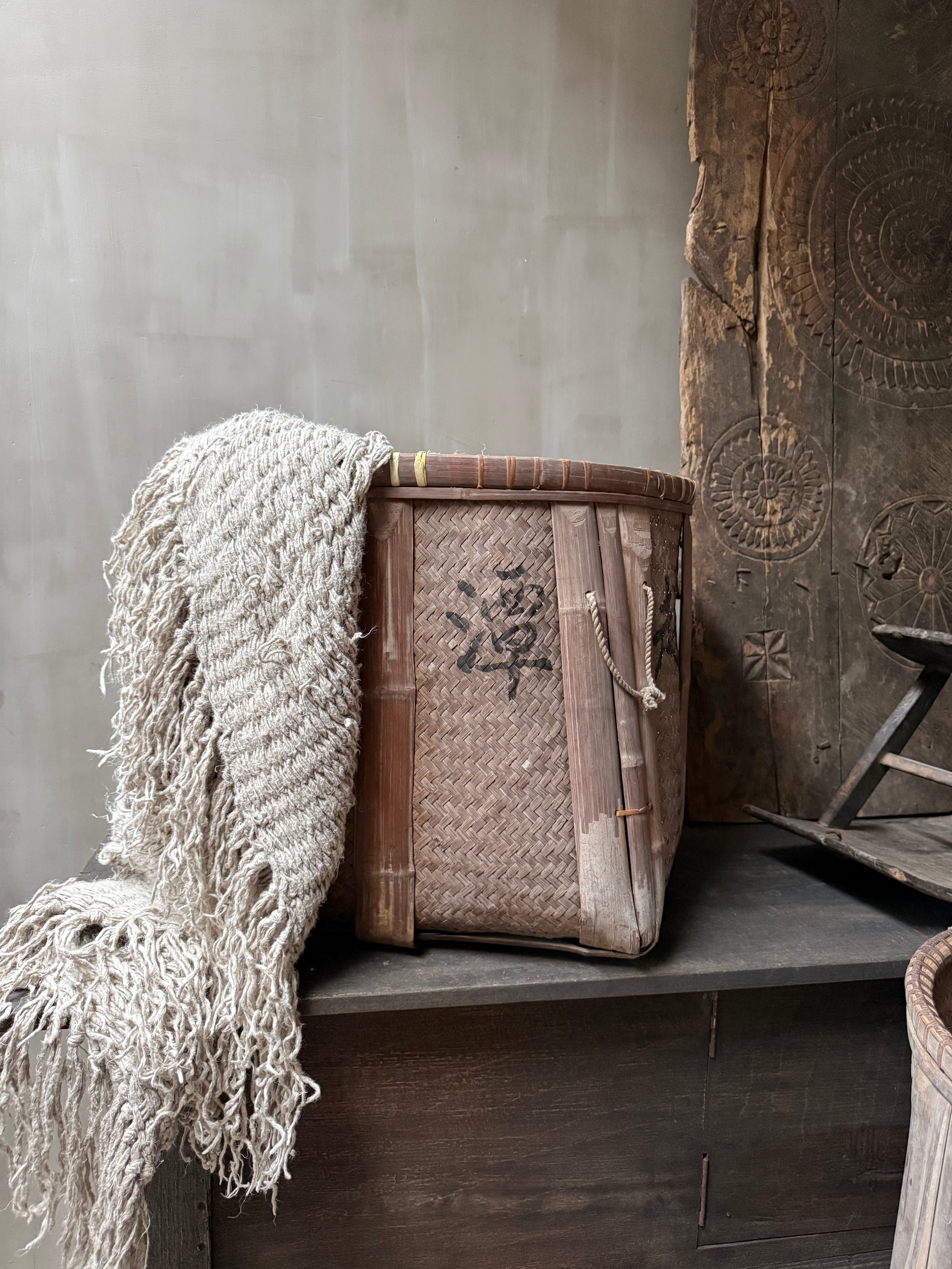 Handgemaakte Mand uit India met grof gebreid plaid, sober landelijk interieur