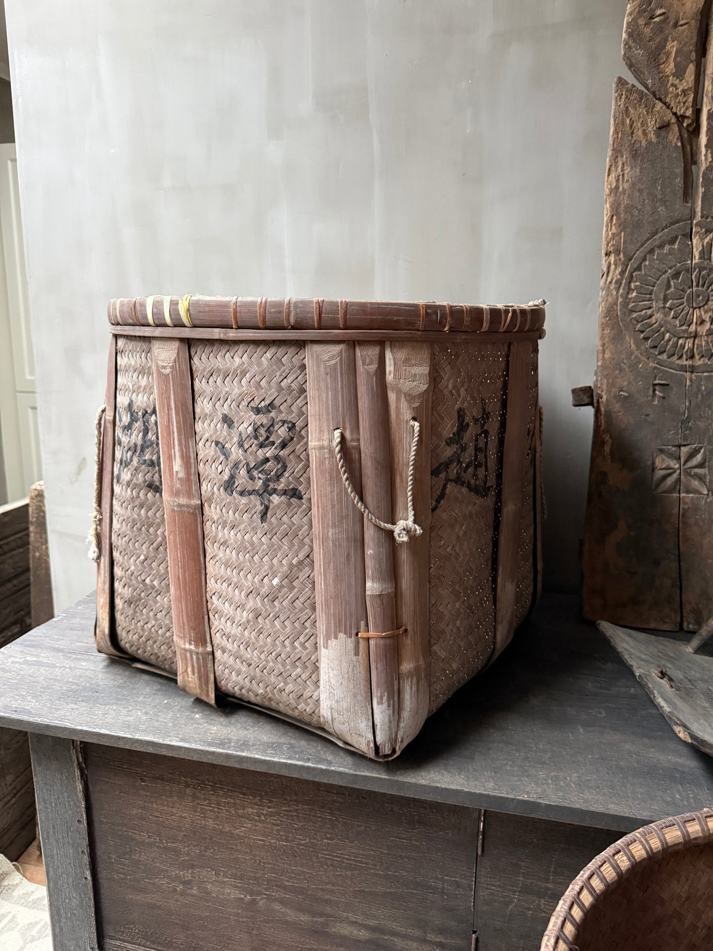 Handgemaande authentieke bamboe mand, landelijk en sober, uit India bij My Sober Home