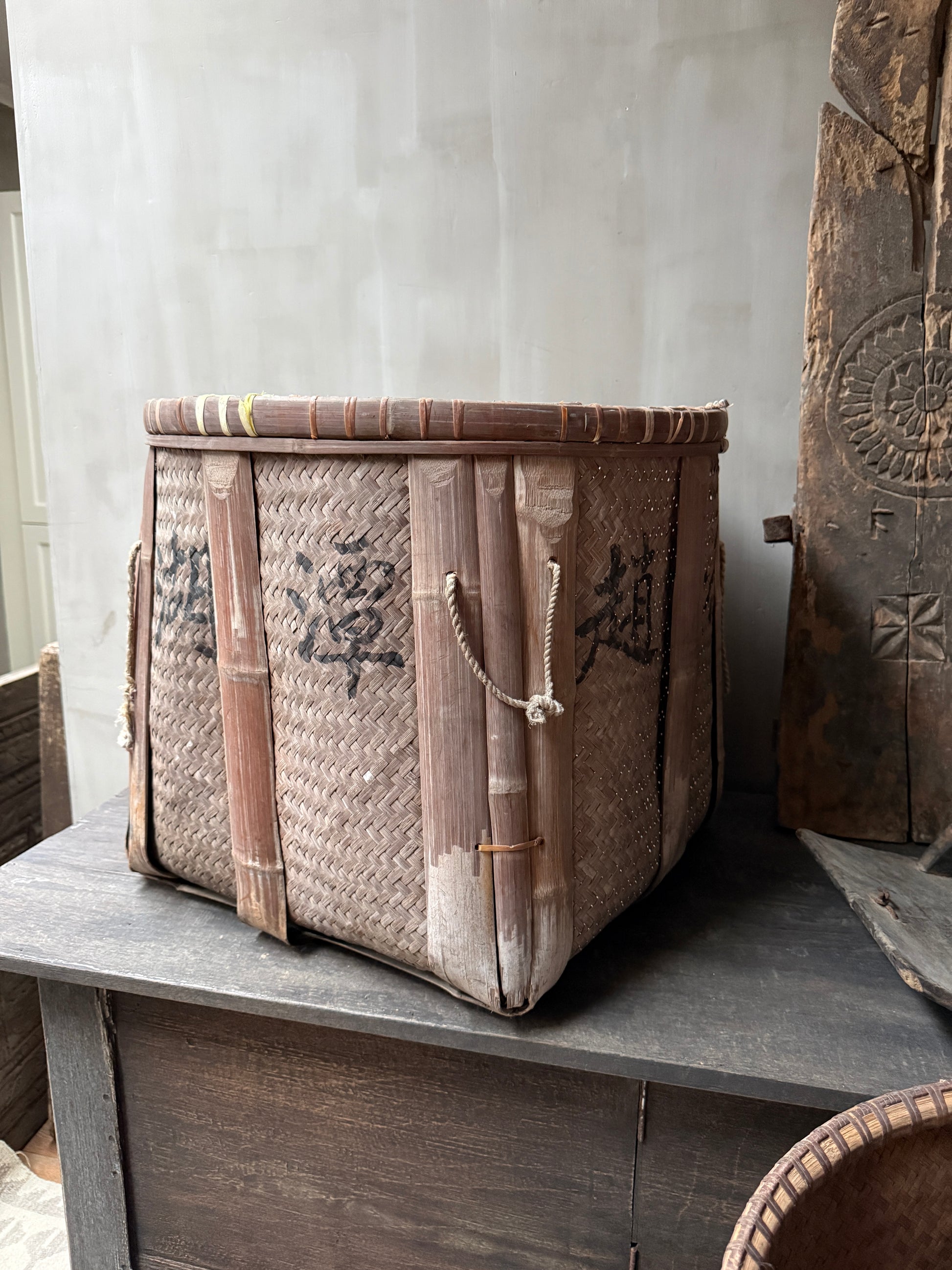 Handgemaande authentieke bamboe mand, landelijk en sober, uit India bij My Sober Home