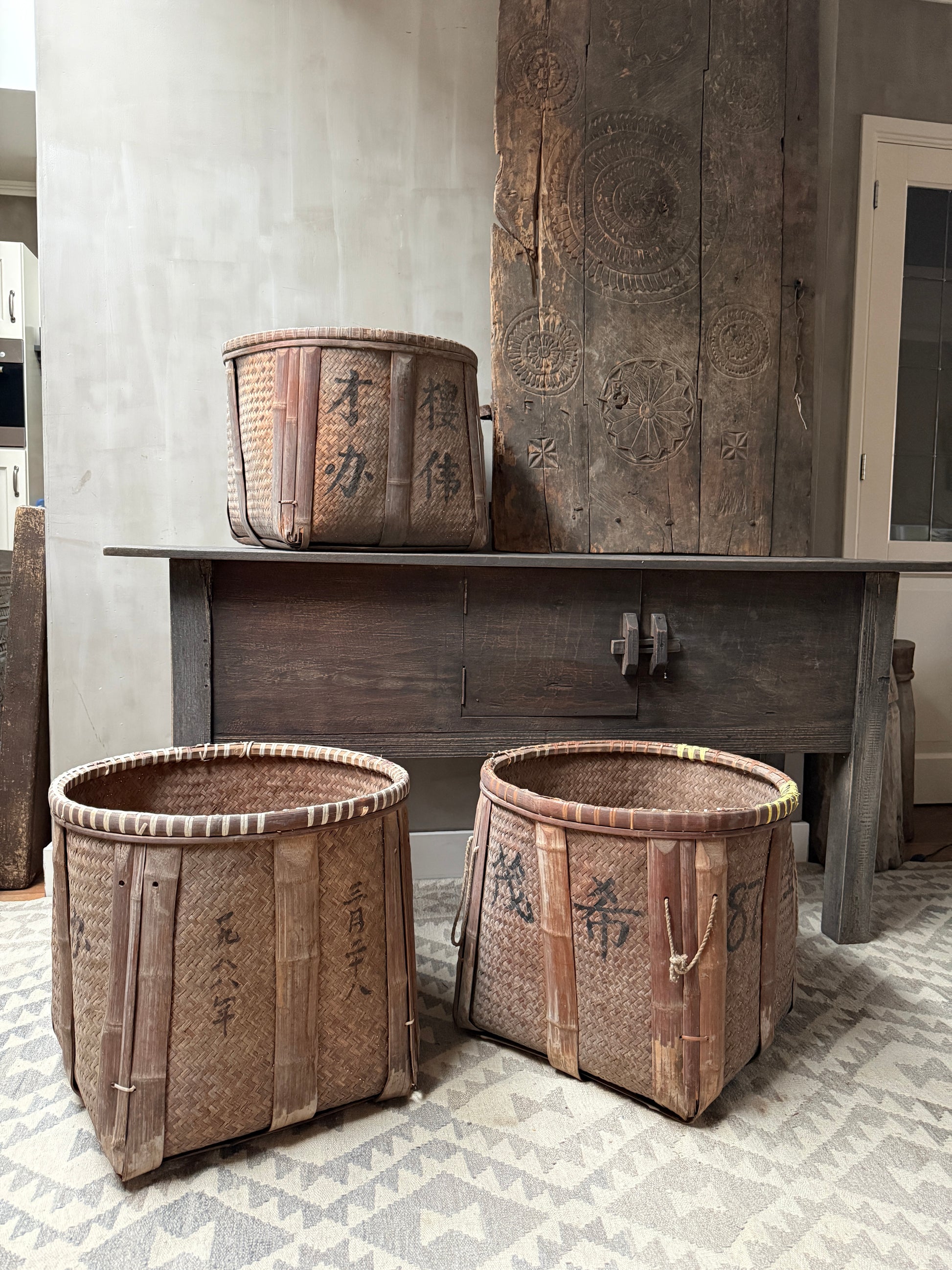 Authentieke handgemaakte rieten manden met Aziatische tekens, sober interieur decor My Sober Home