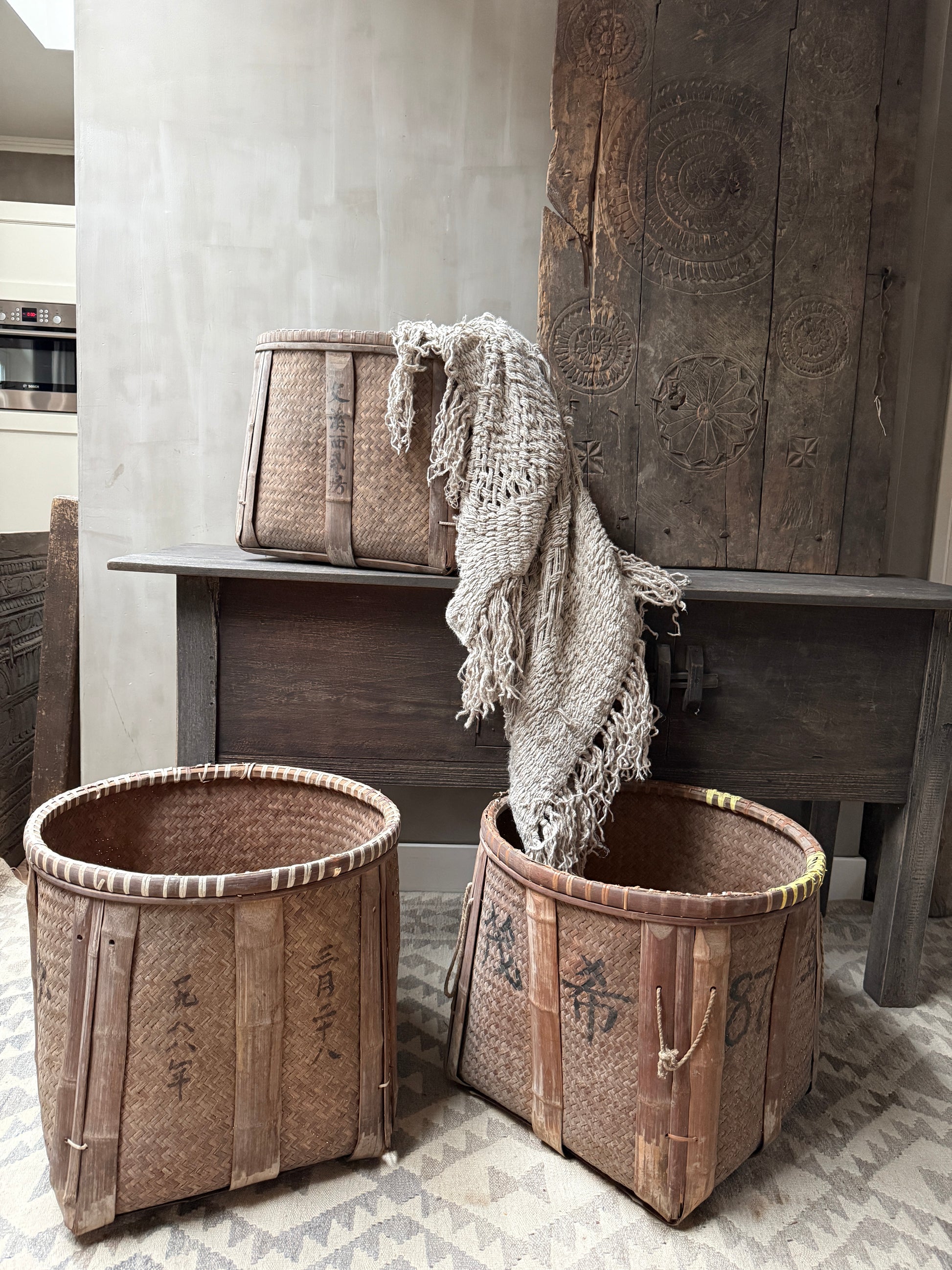 Handgemaakte, sobere manden en kleed in landelijke woonstijl bij My Sober Home interieur