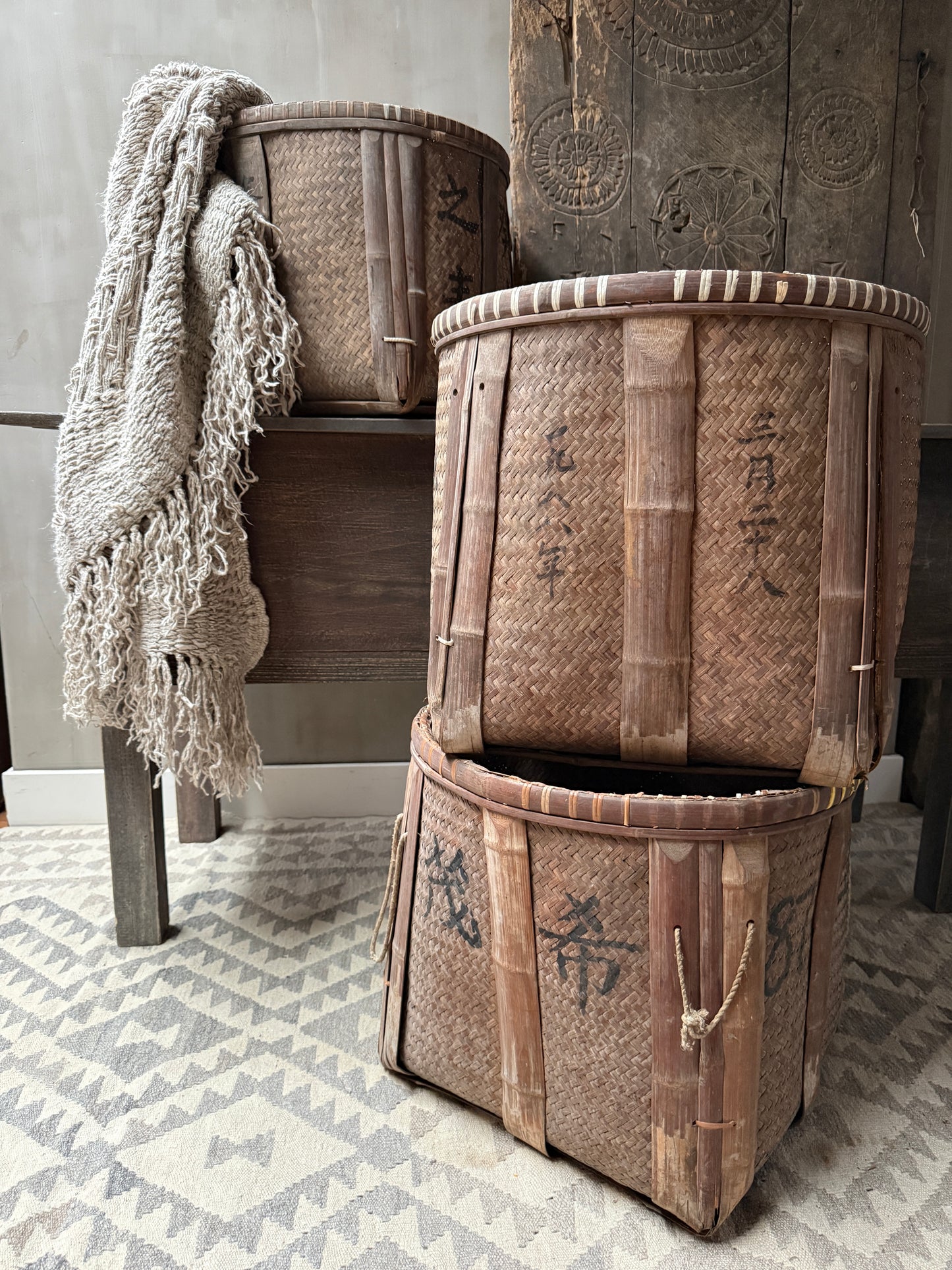 Handgemaakte rotan manden met oosterse tekens, landelijke woondecoratie My Sober Home