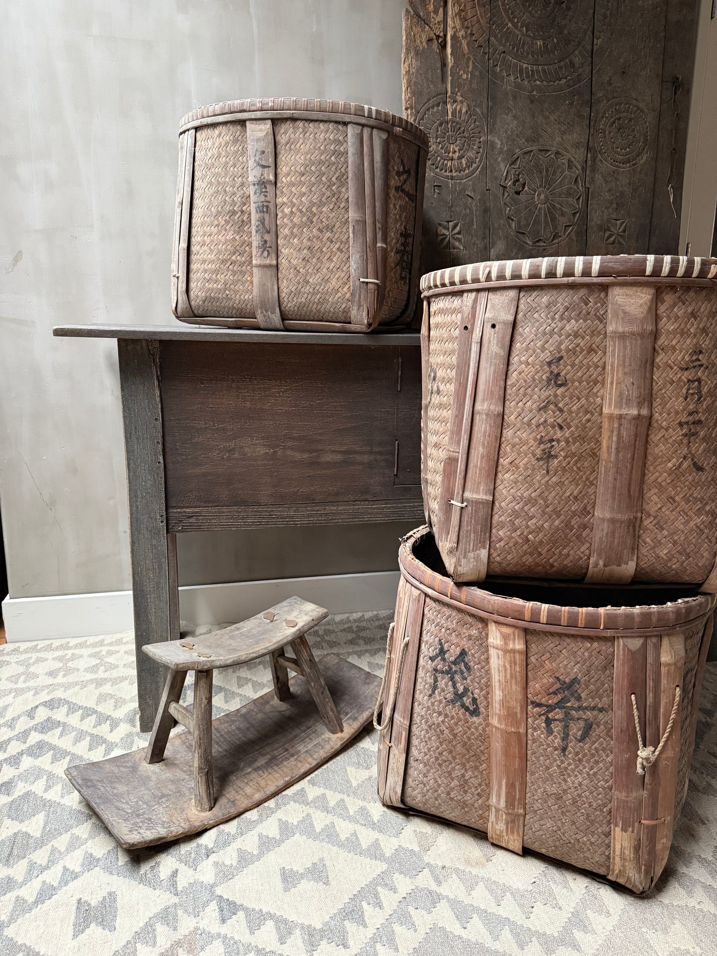 Authentieke handgemaakte manden en houten krukje uit India in sober, landelijk interieur