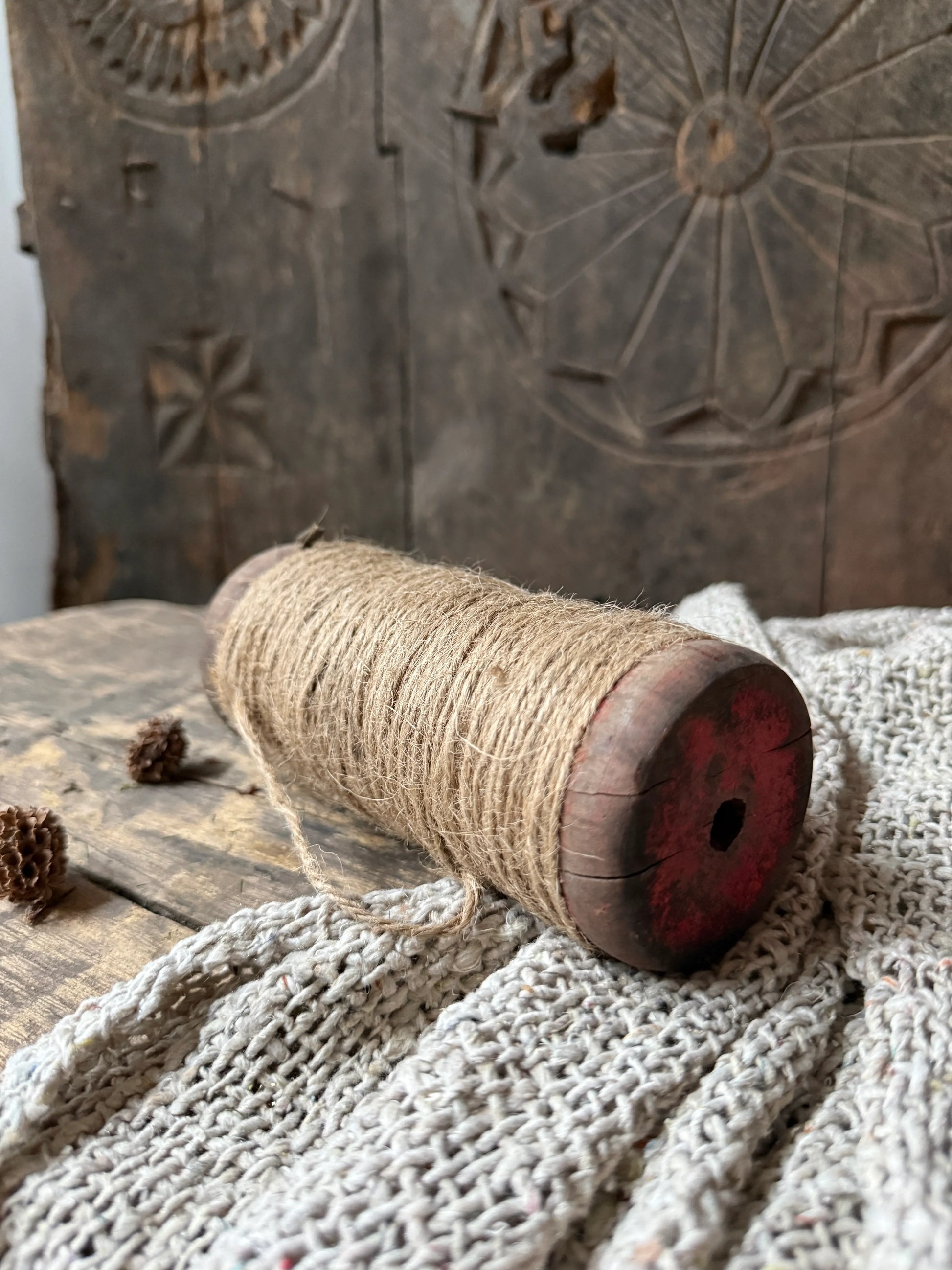 Handgemaakt touwklosje met jute touw op houten tafel, landelijk sober decor My Sober Home