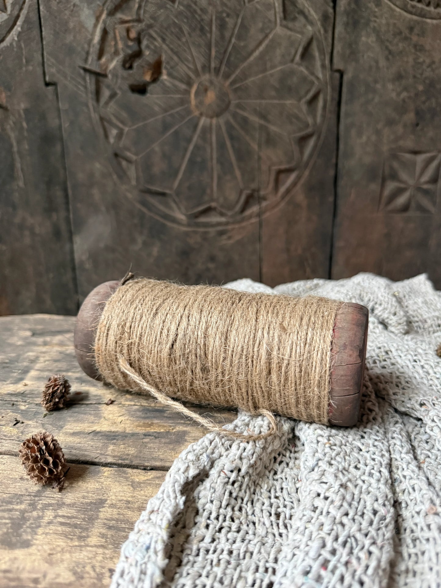Handgemaakt touwklosje op houten tafel, landelijke woondecoratie van My Sober Home