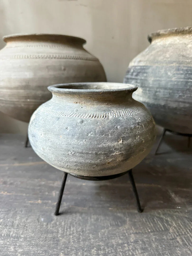 Handgemaakte grijze tuimelkruik op metalen stand, landelijke sobere woondecoratie My Sober Home