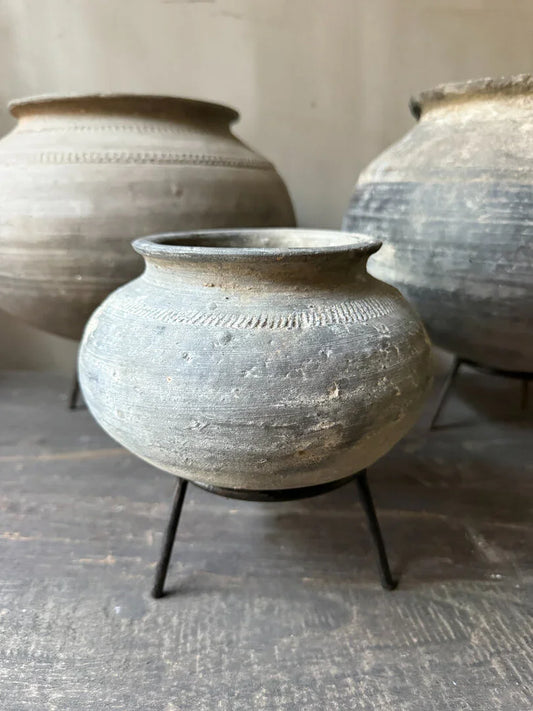 Handgemaakte grijze tuimelkruik op metalen stand, landelijke sobere woondecoratie My Sober Home