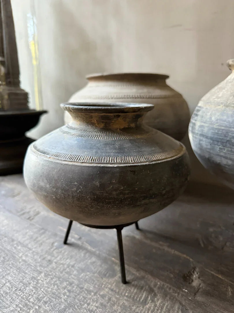 Handgemaakte antieke tuimelkruik op metalen pootjes, sober landelijk woonaccessoire