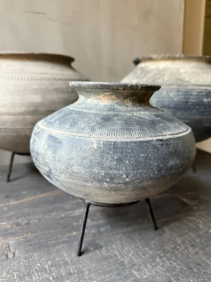 Handgemaakte, authentieke tuimelkruik uit India op standaard voor sober, landelijk interieur