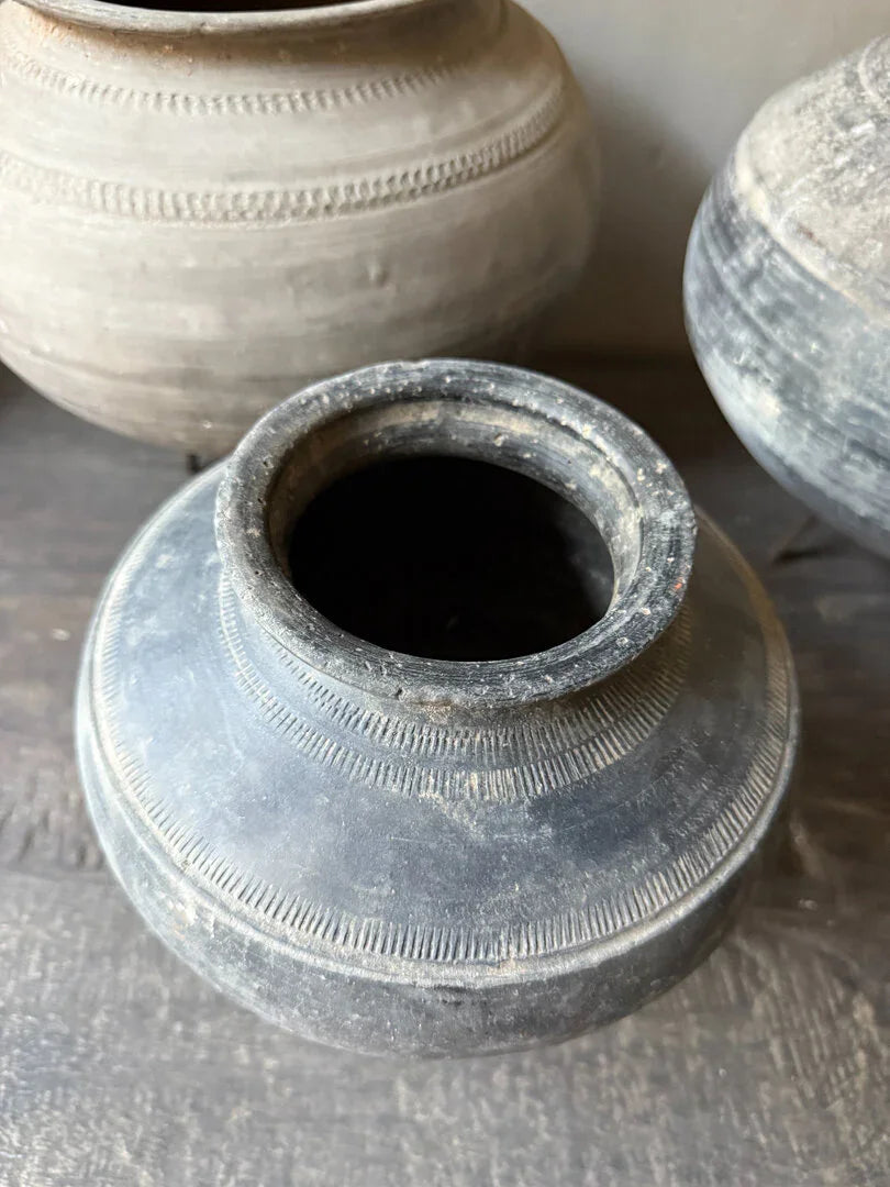 Handgemaakte sobere kruik van zwart aardewerk, landelijke woonaccessoire, My Sober Home