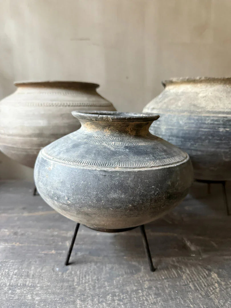 Authentieke handgemaakte tuimelkruik op standaard, sober landelijk woonaccessoire