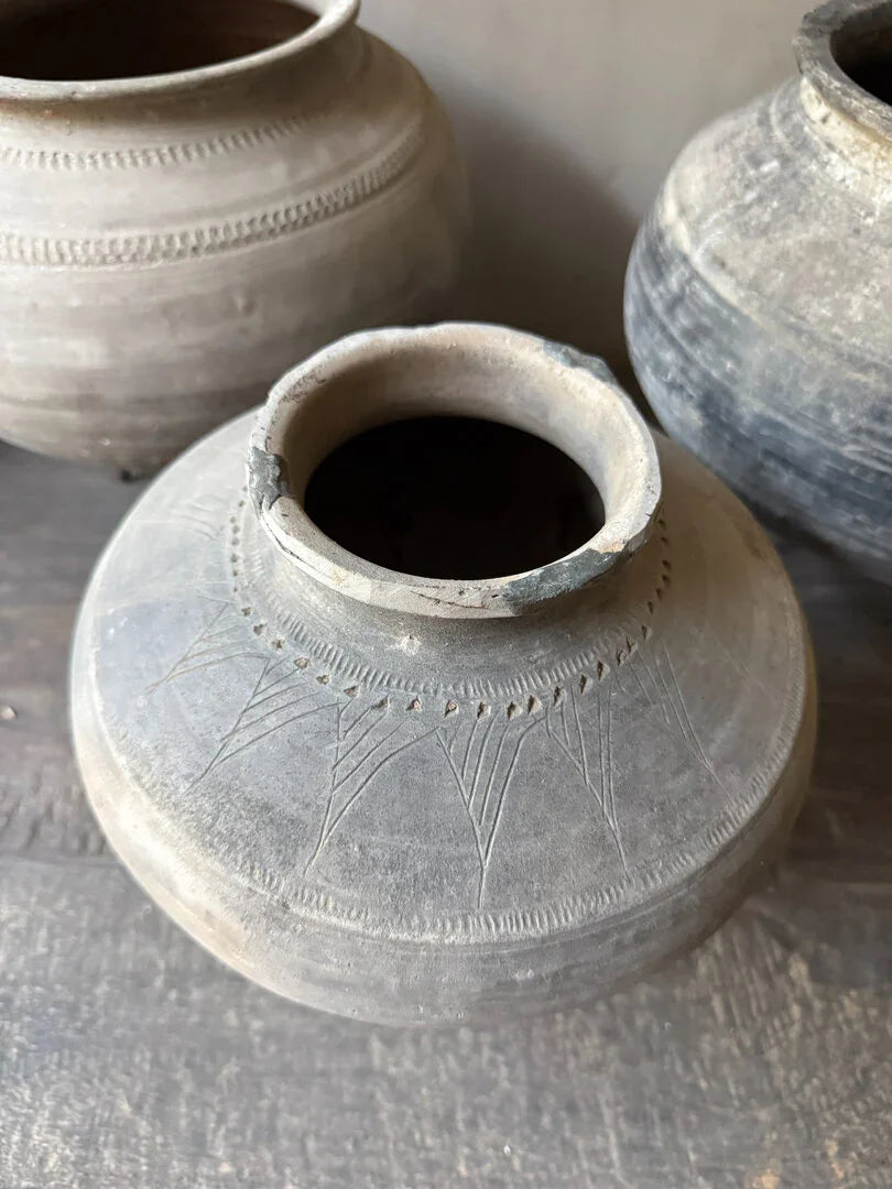 Authentieke handgemaakte grijze tuimelkruik met gegraveerd patroon, landelijk en sober woonaccessoire
