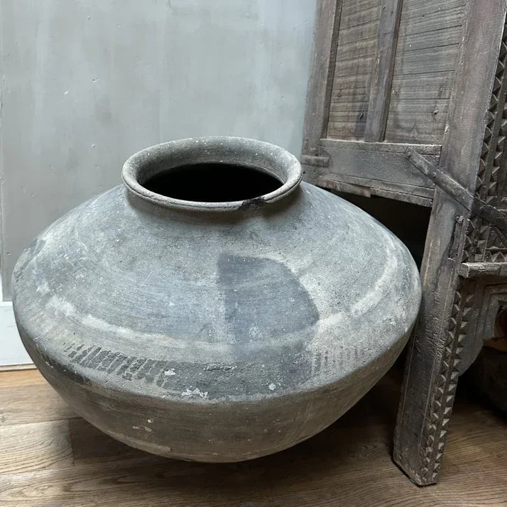 Handgemaakte sobere tuimelkruik van aardewerk, landelijke woonaccessoire uit India