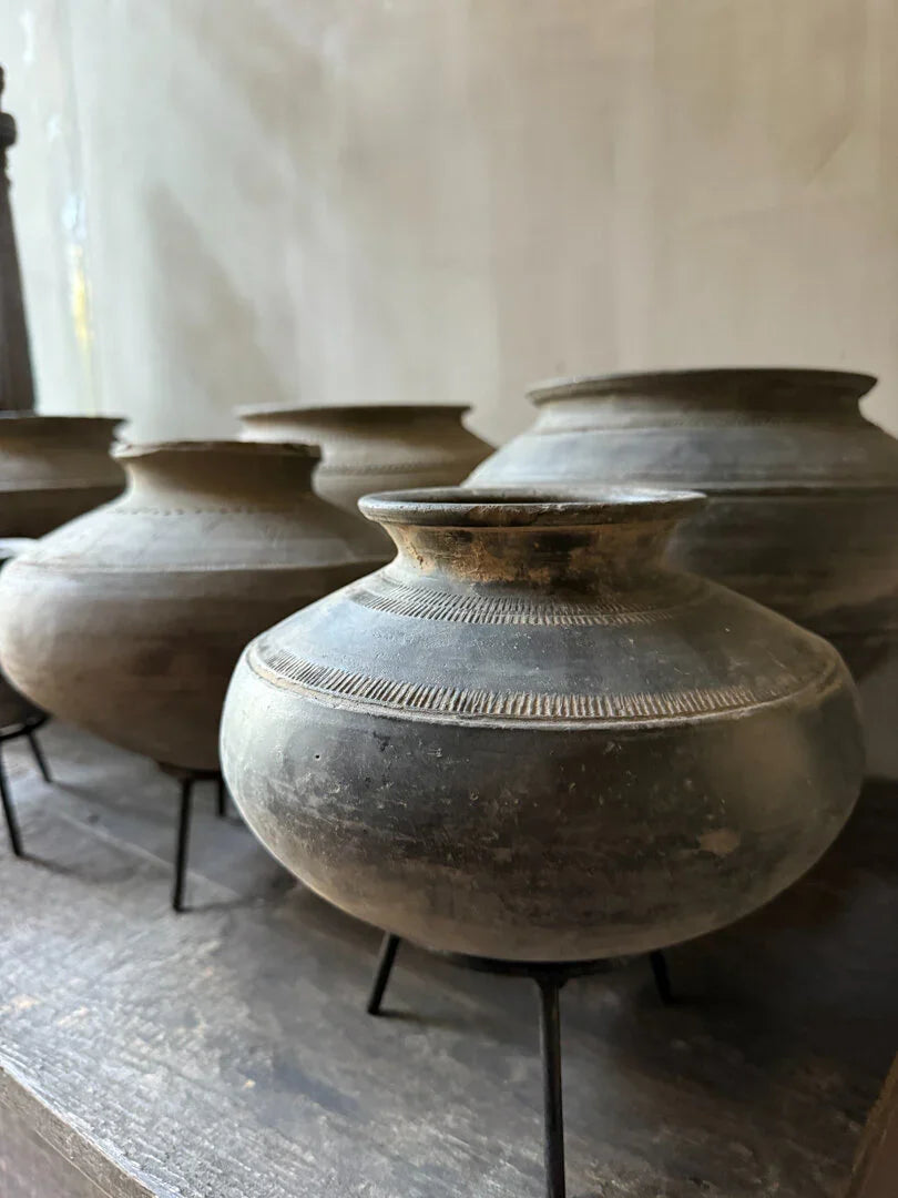 Authentieke handgemaakte tuimelkruiken op standaard, sober landelijk woonaccessoire