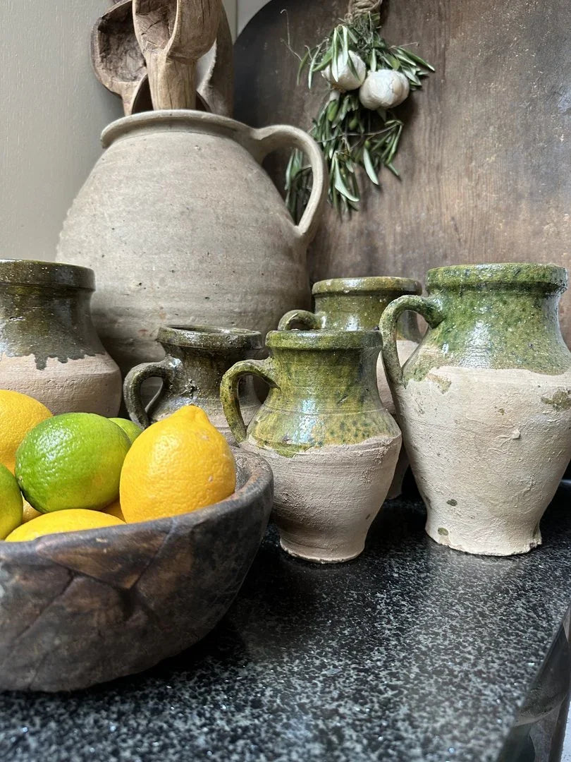 Authentieke groene en beige Turkse kruikjes op aanrecht, rustiek sober interieur, My Sober Home