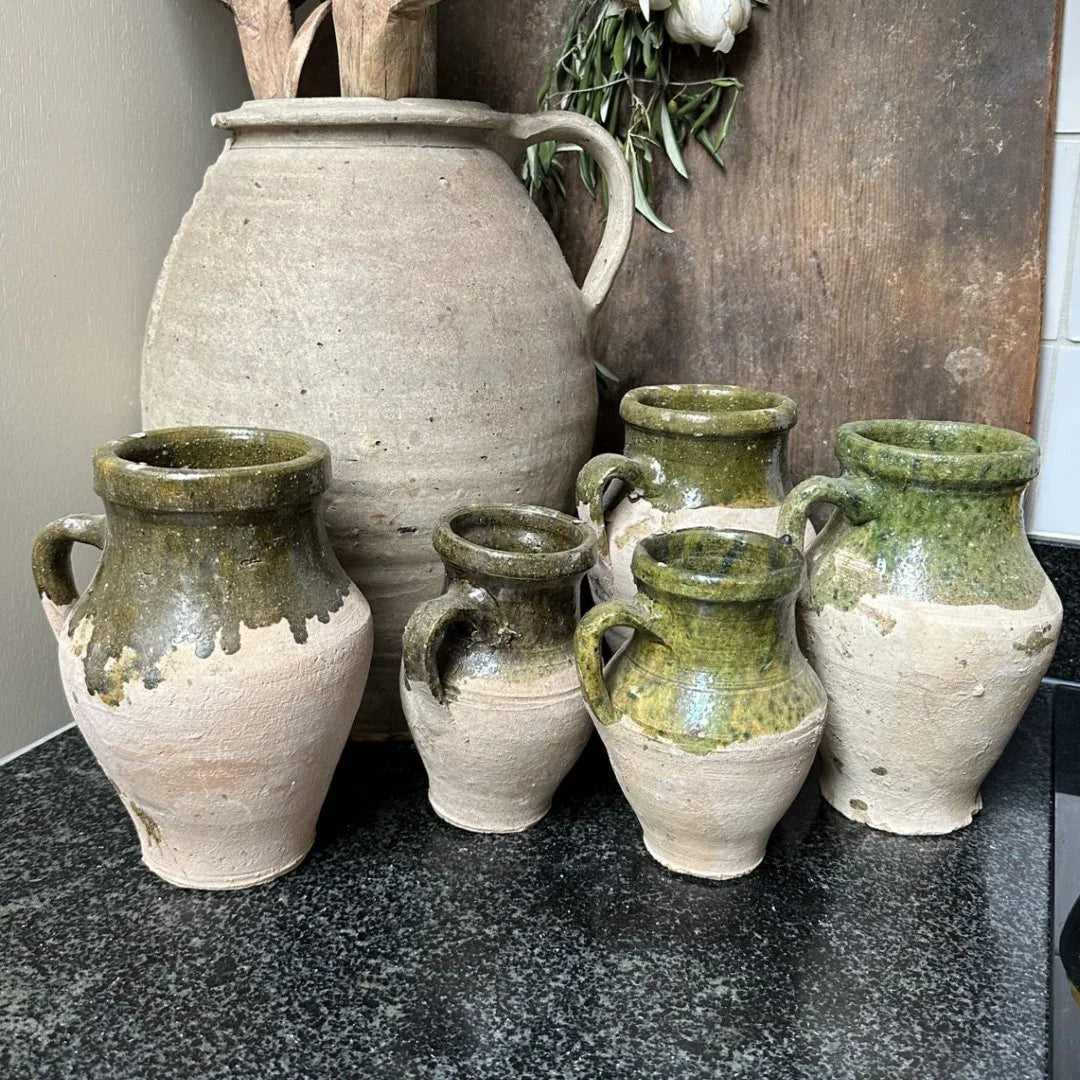 Authentieke handgemaakte Turkse kruikjes met groene glazuur op een landelijke keukentafel, My Sober Home woonaccessoire.