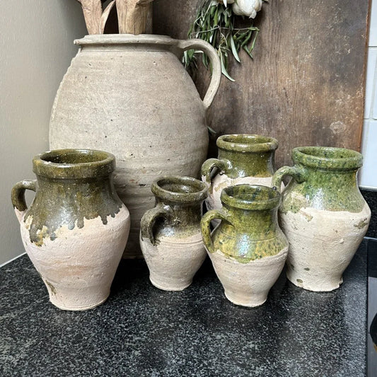 Authentieke handgemaakte Turkse kruikjes met groene glazuur op een landelijke keukentafel, My Sober Home woonaccessoire.