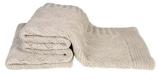 Beige gebreid plaid, handgemaakt woonaccessoire voor een landelijk sober interieur, My Sober Home