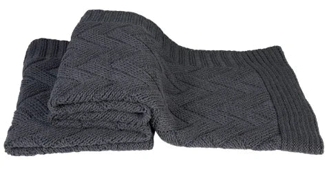 Donkergrijze gebreide plaid met visgraatpatroon, landelijke woonaccessoire My Sober Home