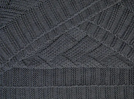 Detail van donkergrijze, handgebreide woonaccessoire met grof patroon, My Sober Home