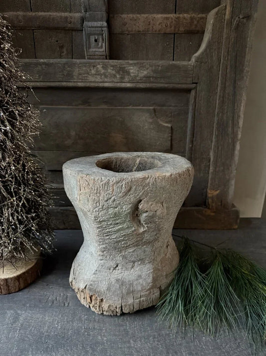 Handgemaakte houten vijzel, landelijke woonaccessoire op donkere tafel bij My Sober Home