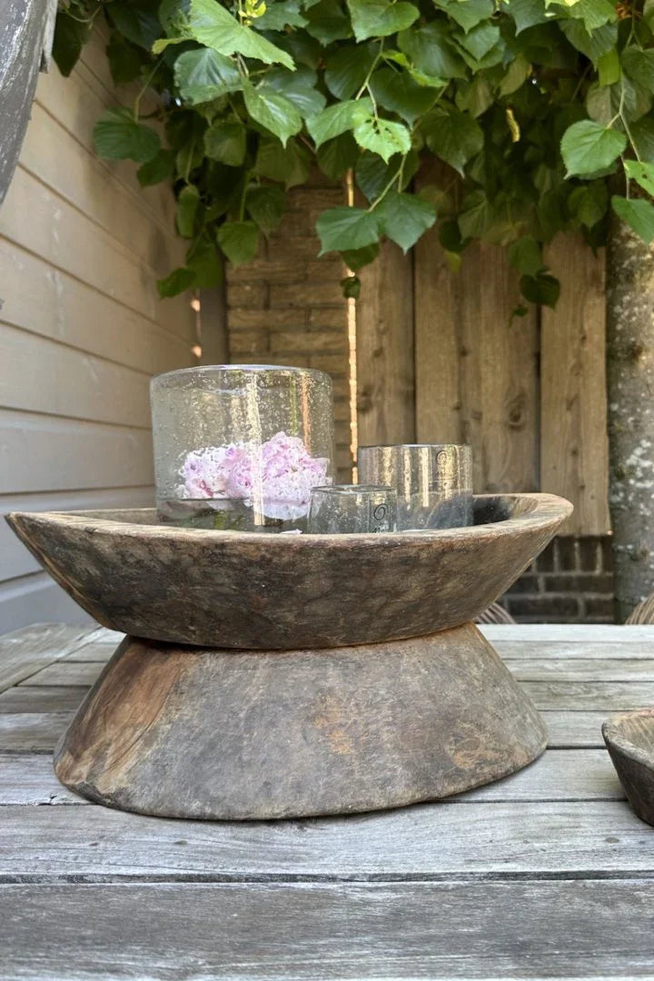 Handgemaakte houten vijzel schaal met glazen windlichten en bloemen, landelijk en sober interieur