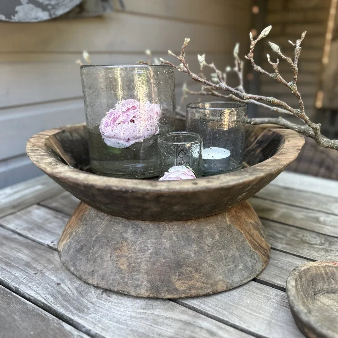 Authentieke houten vijzel schaal met glazen potjes en bloem, landelijk sober woondecor My Sober Home