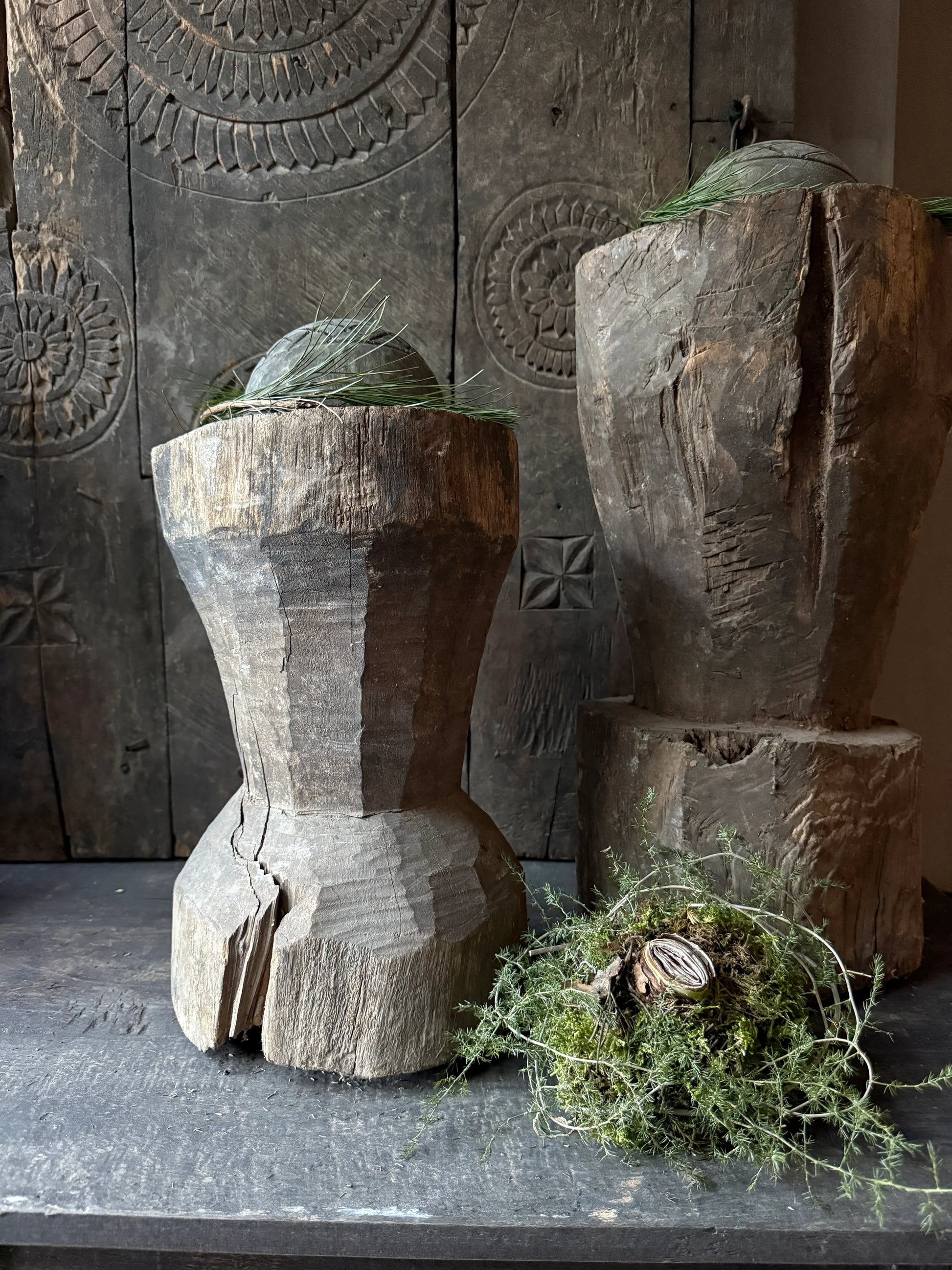 Authentieke, handgemaakte houten vijzelset met robuuste uitstraling, My Sober Home woonaccessoire