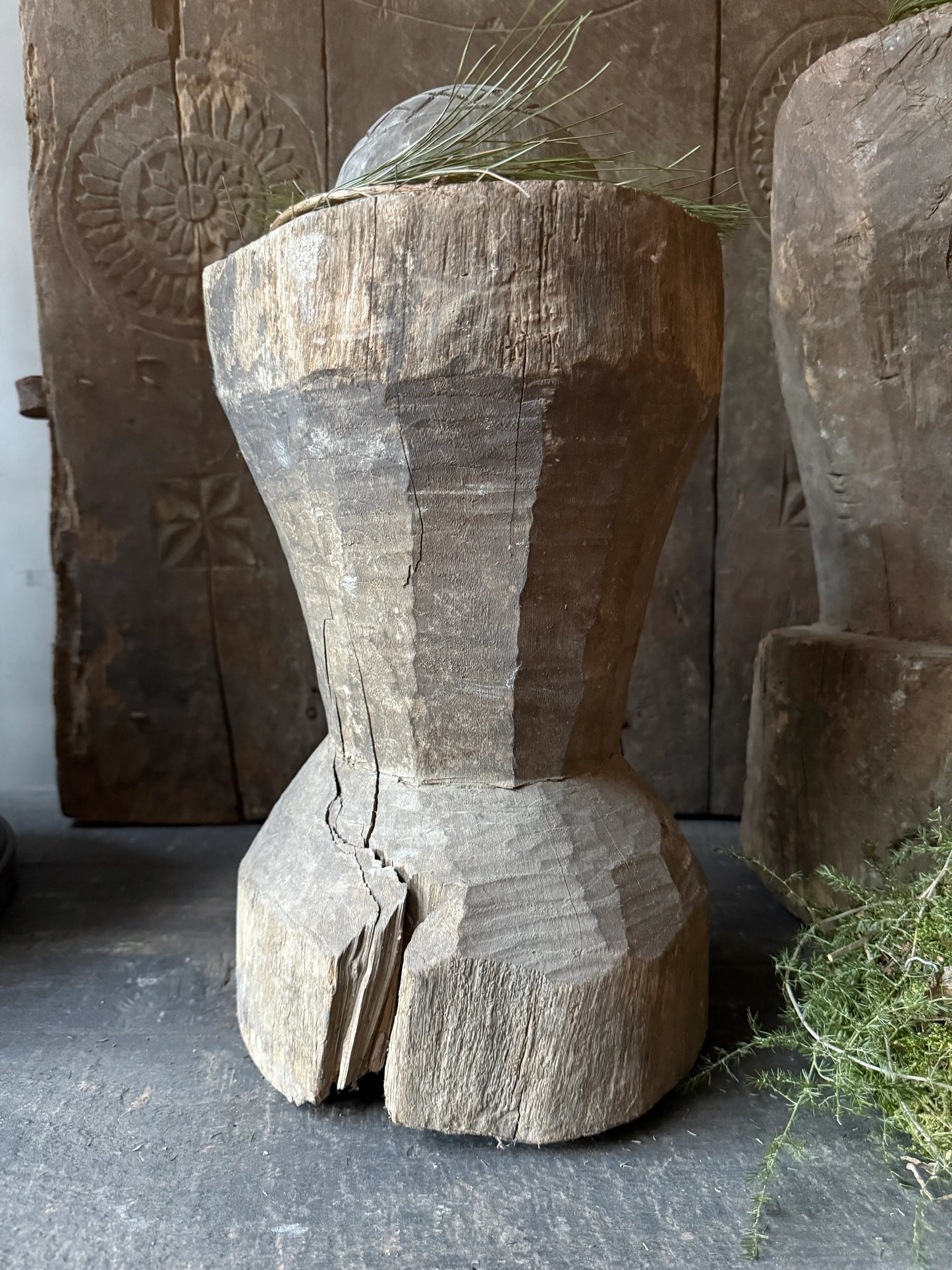 Authentieke, handgemaakte houten vijzel in sobere, landelijke stijl met natuurlijke scheuren.