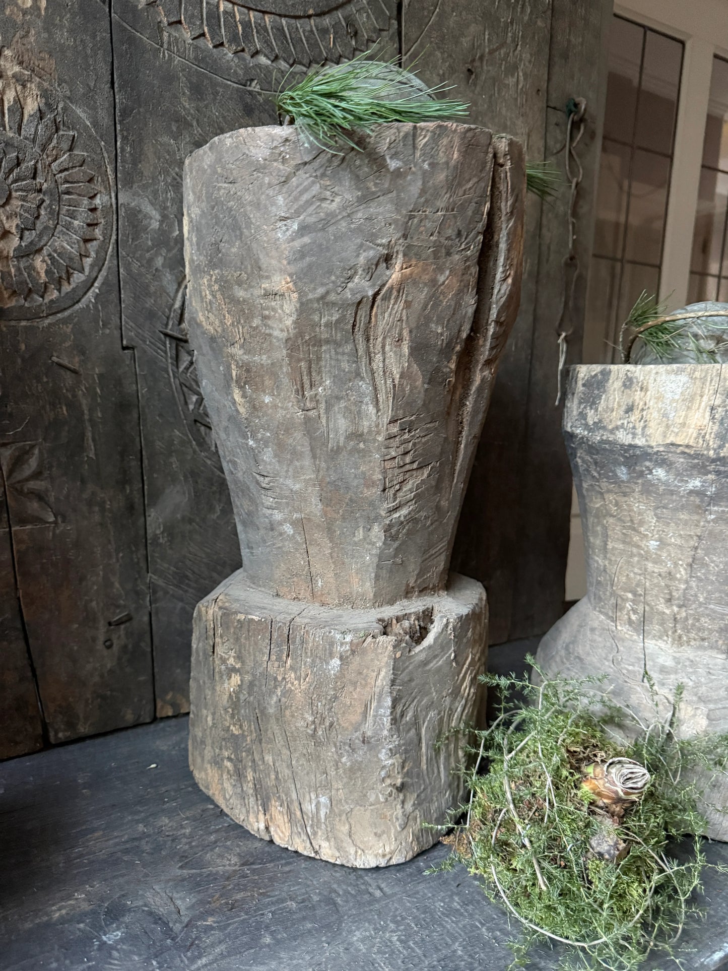 Authentieke handgemaakte houten vijzelset met groene decoratie, sober en landelijk interieur