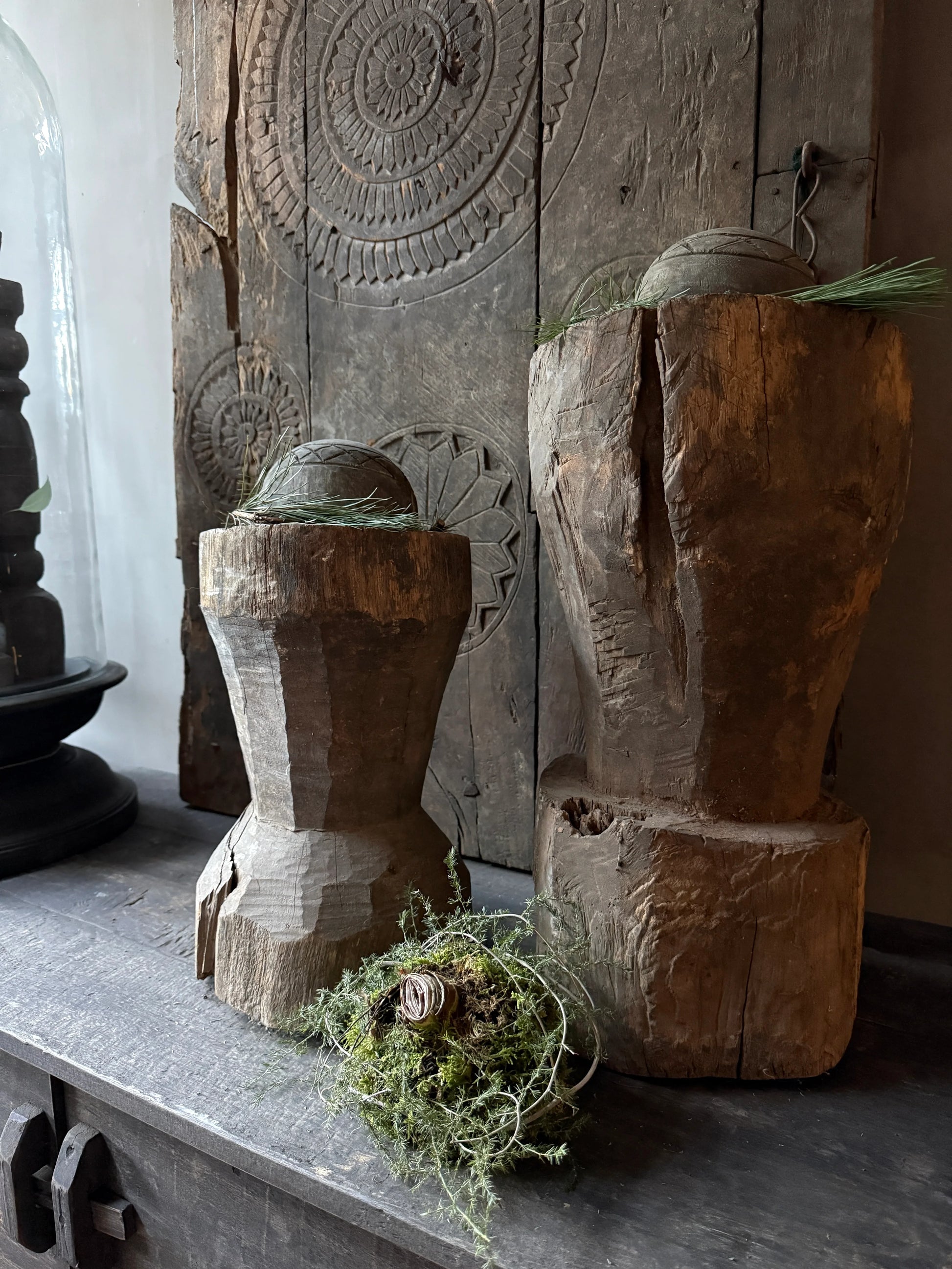 Authentieke houten vijzelset met natuurlijke decoratie, landelijk en sober interieur bij My Sober Home