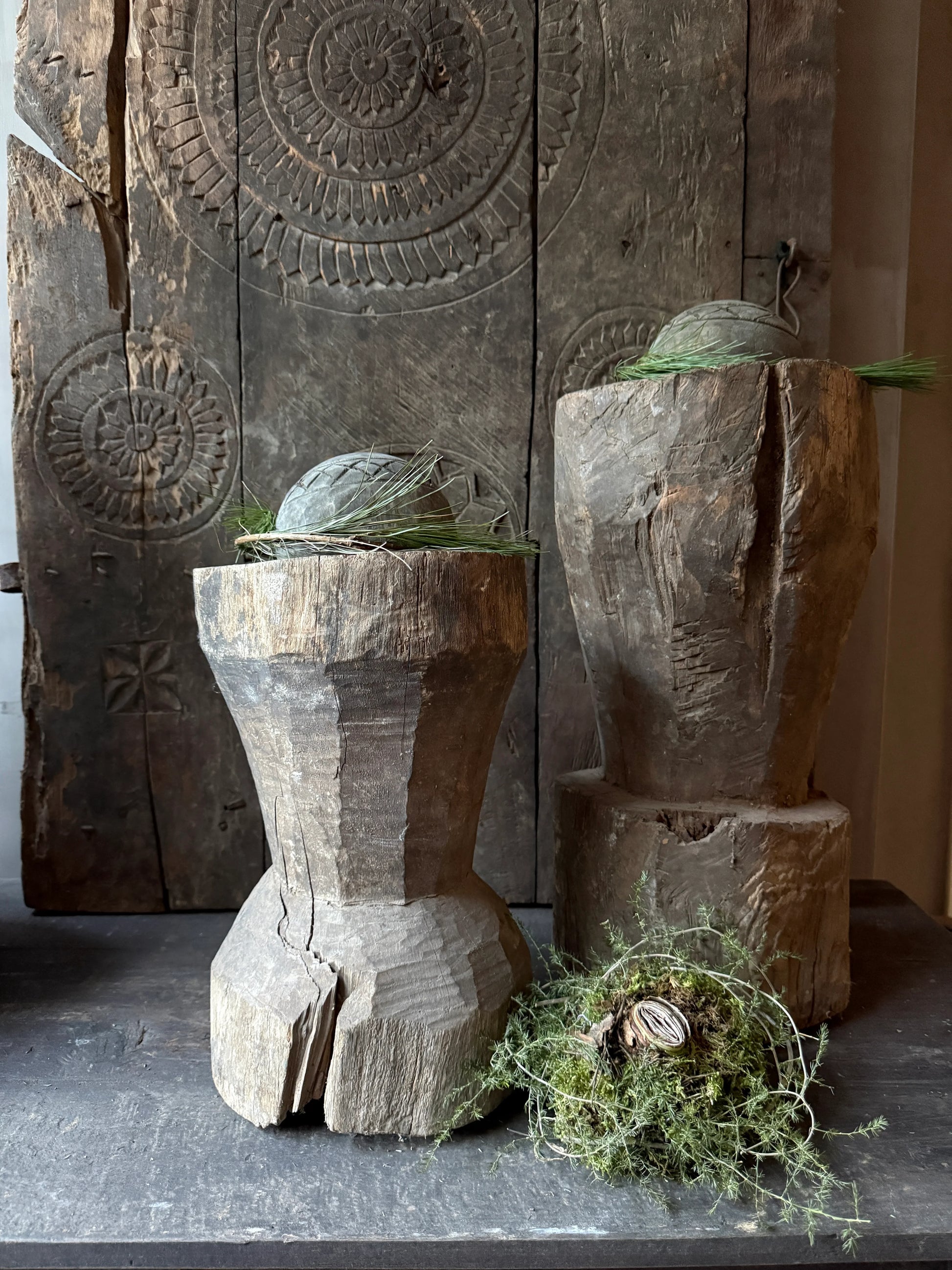 Handgemaakte houten vijzelset met rustieke afwerking, decoratief mos, landelijke woondecoratie