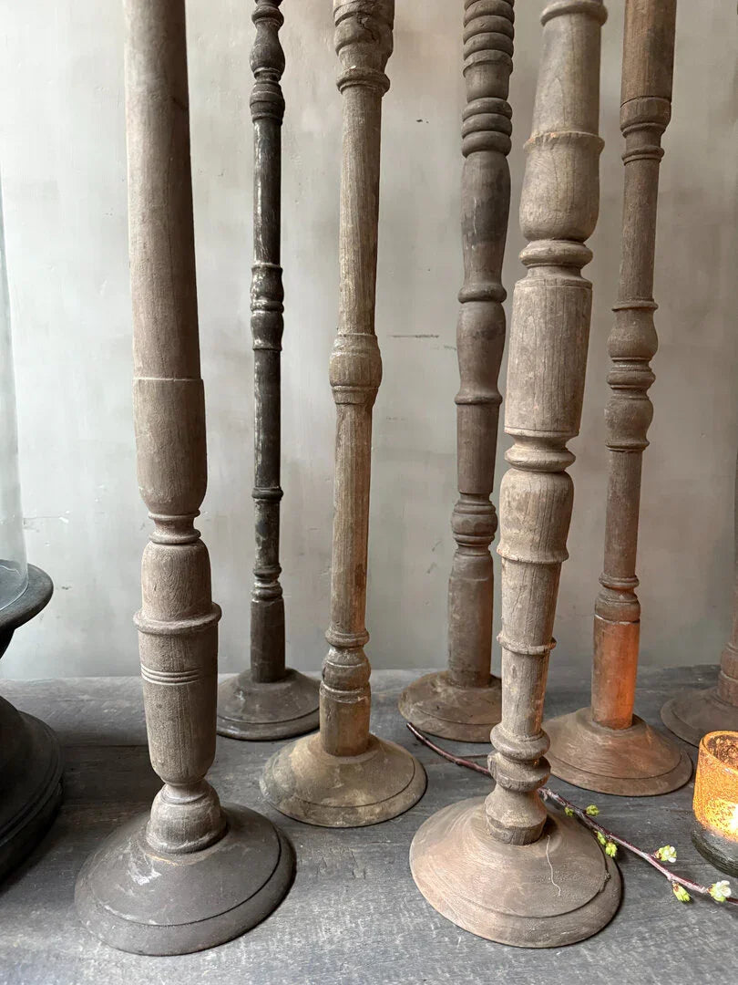 Authentieke houten vloerkandelaars op rustieke tafel voor landelijk interieur, My Sober Home