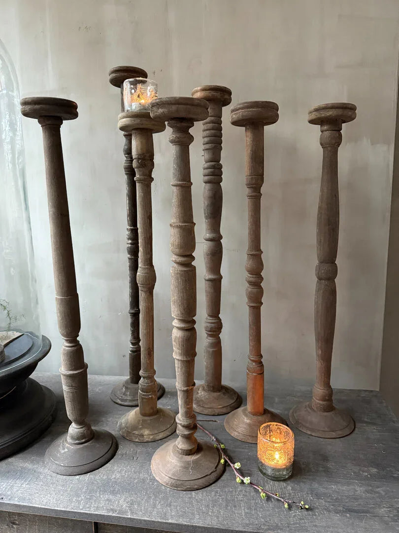 Authentieke houten vloerkandelaars op een donkere tafel bij My Sober Home, landelijk interieur