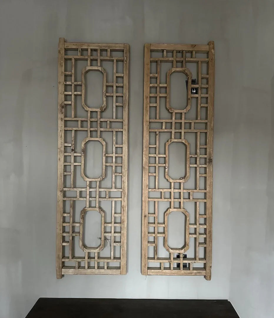 Handgemaakte houten wandpanelen met geometrisch patroon, sober en landelijk interieur