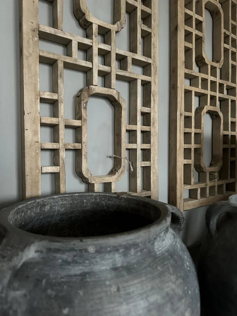 Handgemaakt houten wandpaneel met grijs aardewerk pot, landelijk sober interieur My Sober Home